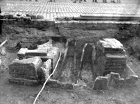 835431 Afbeelding van een put tijdens de archeologische opgraving op het Domplein te Utrecht.